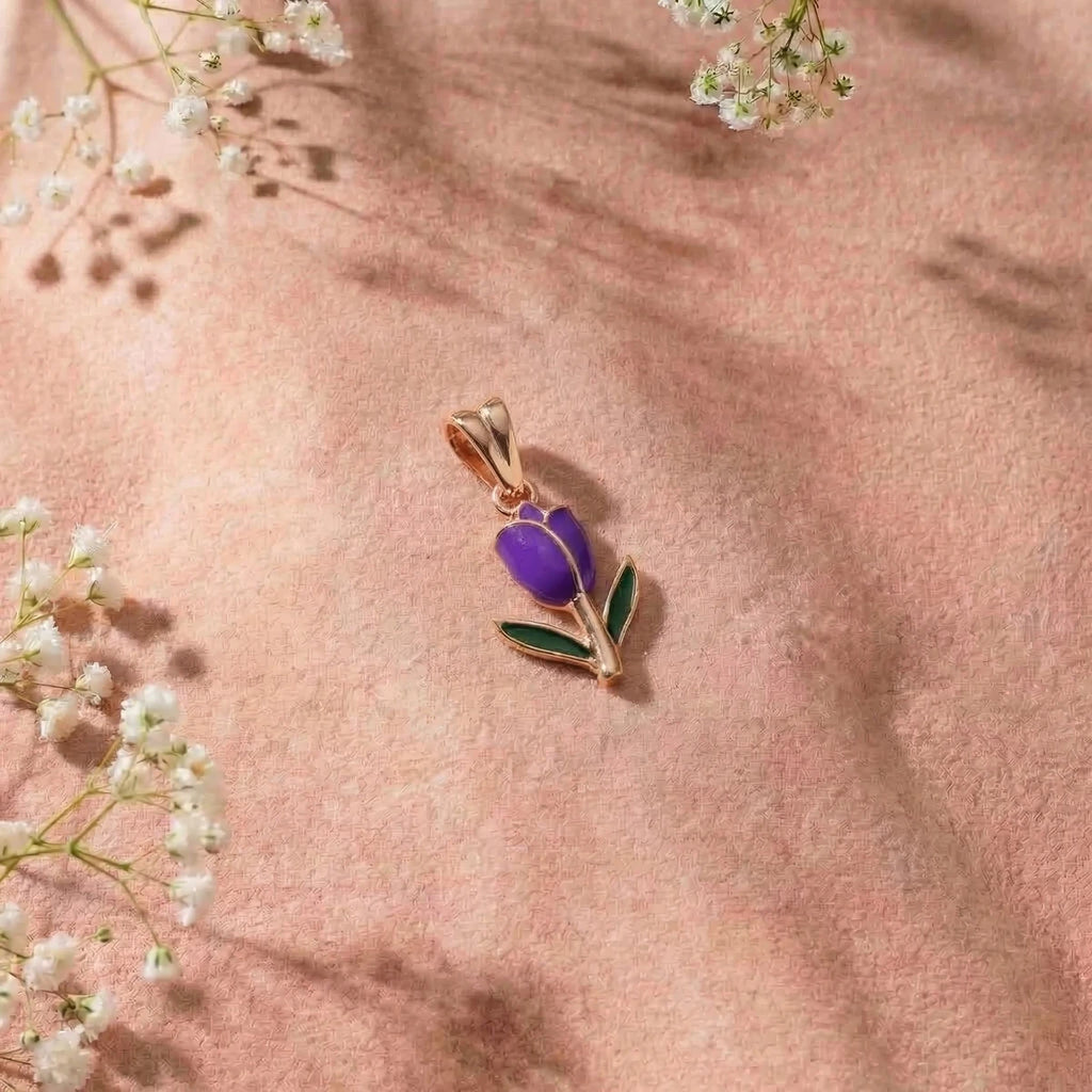Little Tulip Bloom Gold Pendant | Tinyfacets | minimal little tulip bloom gold pendant style