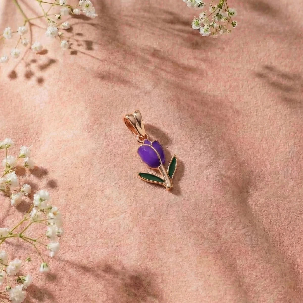 Little Tulip Bloom Gold Pendant | Tinyfacets | minimal little tulip bloom gold pendant style