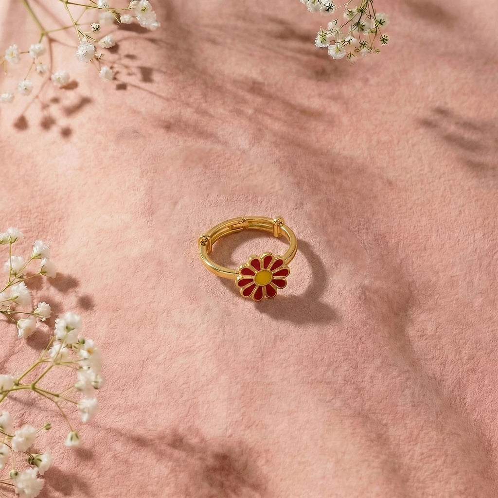 Bloomin Daisy Gold Ring | Tinyfacets | minimal bloomin daisy gold ring style