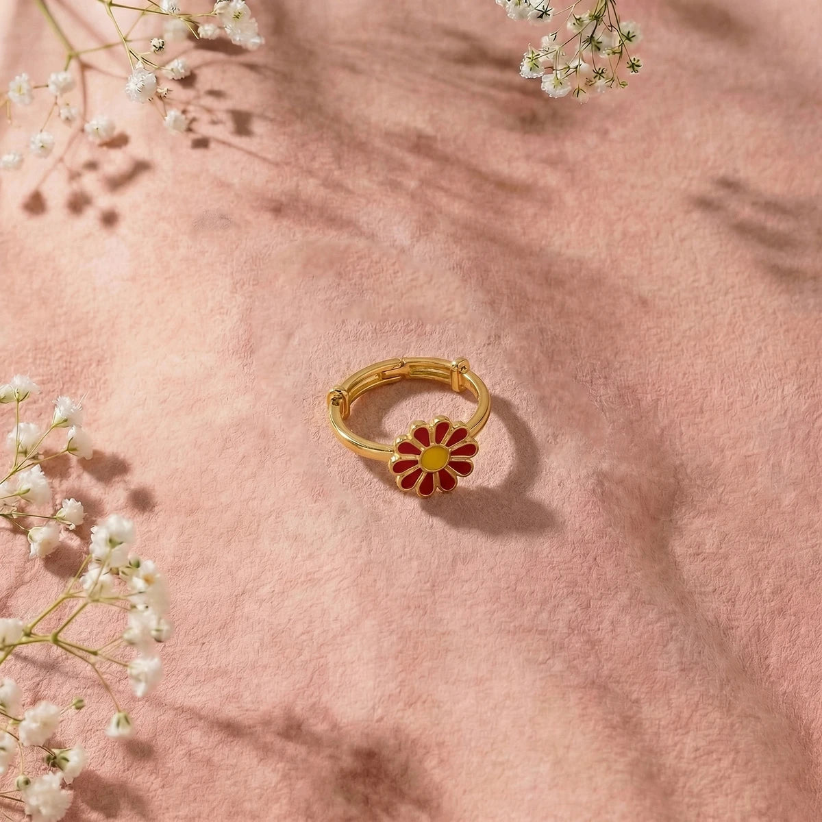 Bloomin Daisy Gold Ring | Tinyfacets | minimal bloomin daisy gold ring style